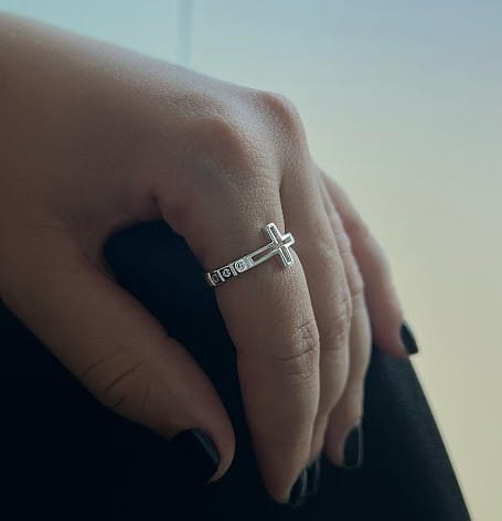 Anel Zircônias e Cruz Vazada Folheado a Prata 925