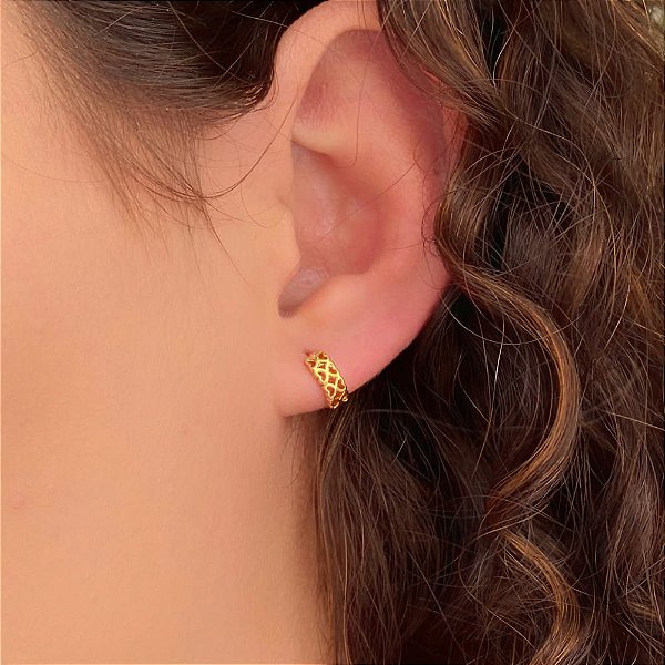 Brinco de Argola Pequena Dois Fios Corações Folheada a Ouro 18k