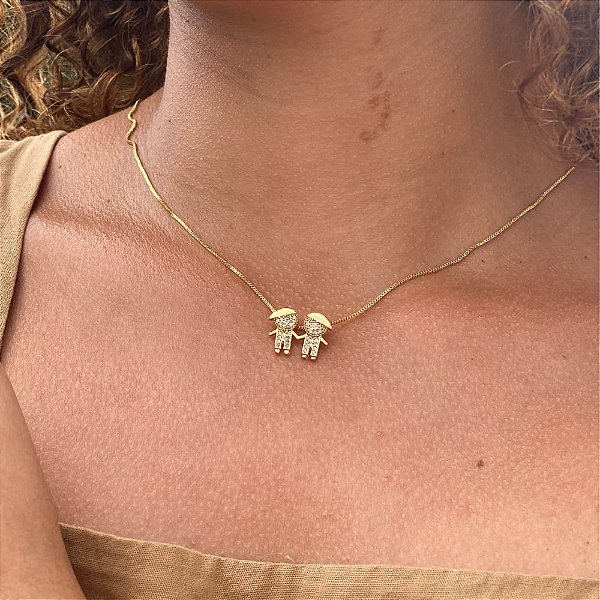 Colar Dois Meninos Cravejados Folheado a Ouro 18K