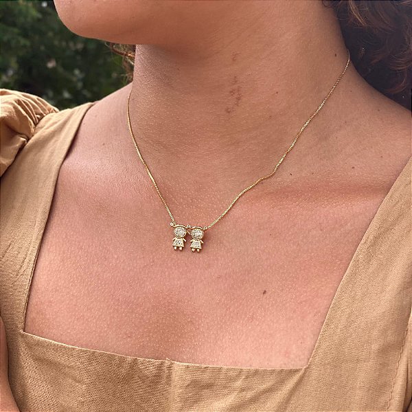 Colar Duas Meninas Cravejadas Folheado a Ouro 18K