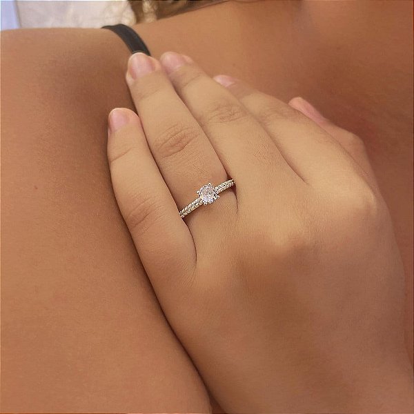 Anel Aparador Cravejado e Zircônia Solitária Folheado a Prata 925