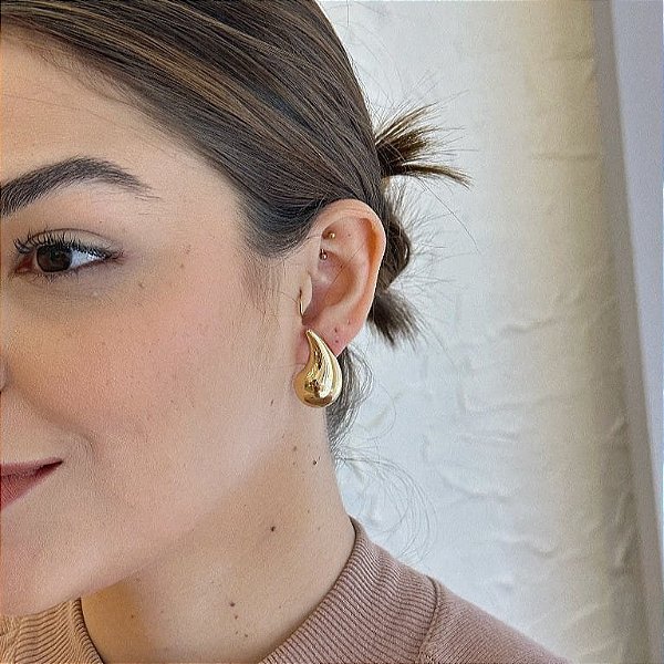 Brinco Gota Lisa Desenhada Folheado a Ouro 18k