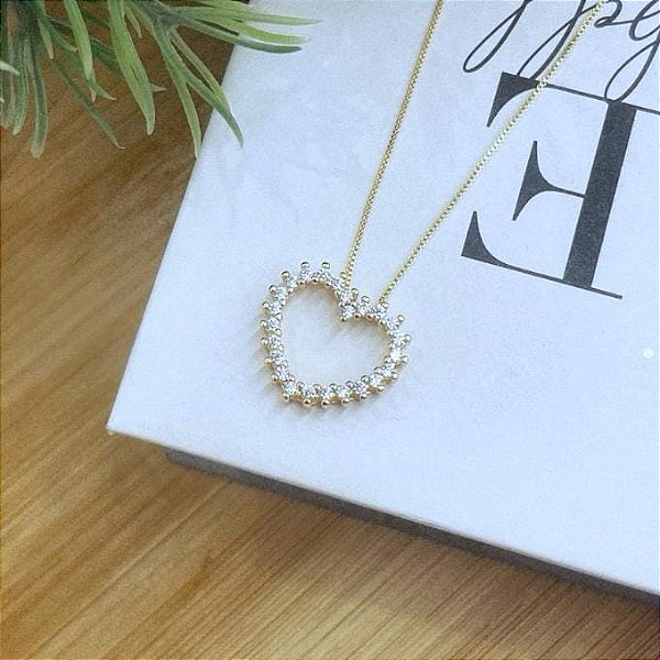 Colar Coração Vazado Cravejado Ponteiras Folheado a Ouro 18K