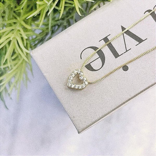 Colar Coração Vazado Cravejado Mini Folheado a Ouro 18K