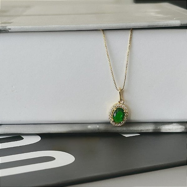 Colar Oval Verde com Borda Cravejada Folheado a Ouro 18k