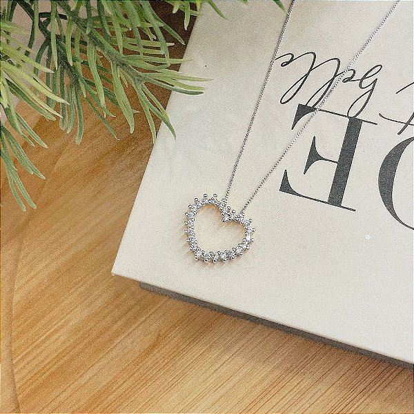 Colar Coração Vazado Cravejado Ponteiras Folheado a Prata 925