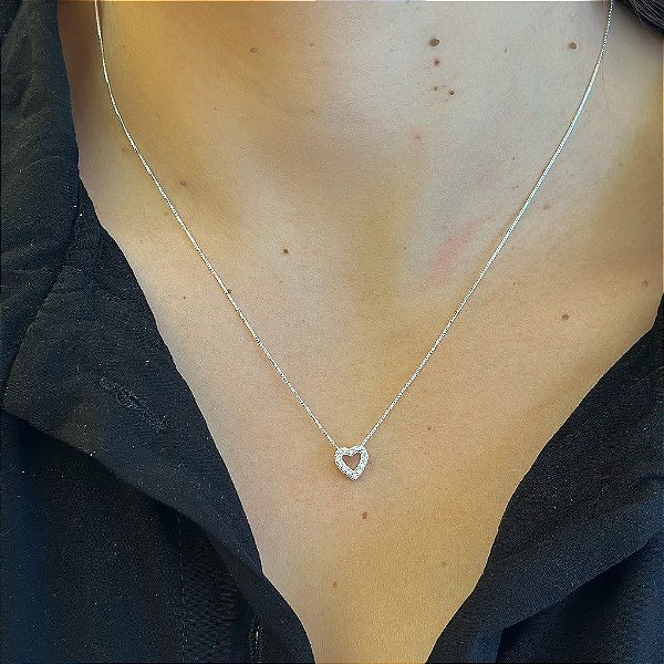 Colar Coração Vazado Cravejado Mini Folheado a Prata 925