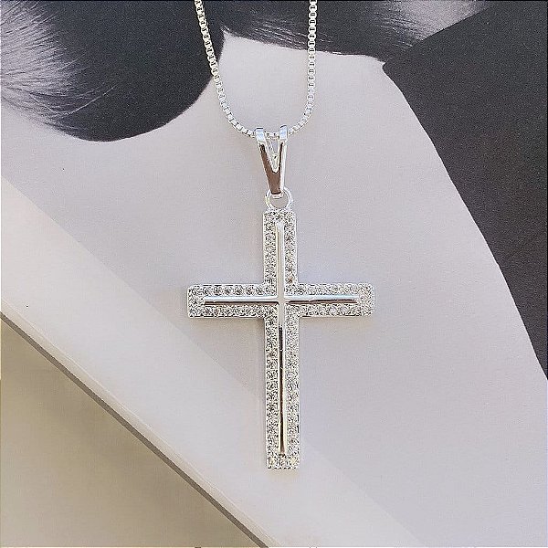 Colar Cruz Cravejada Meio Liso Folheado a Prata 925