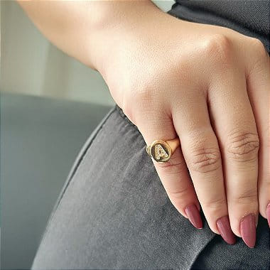 Anel Regulável Letra Cravejada Folheado a Ouro 18K