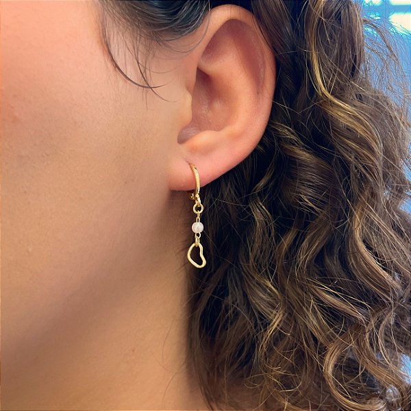 Brinco de Argola Pérola Coração Vazado Pendurado Folheado a Ouro 18k
