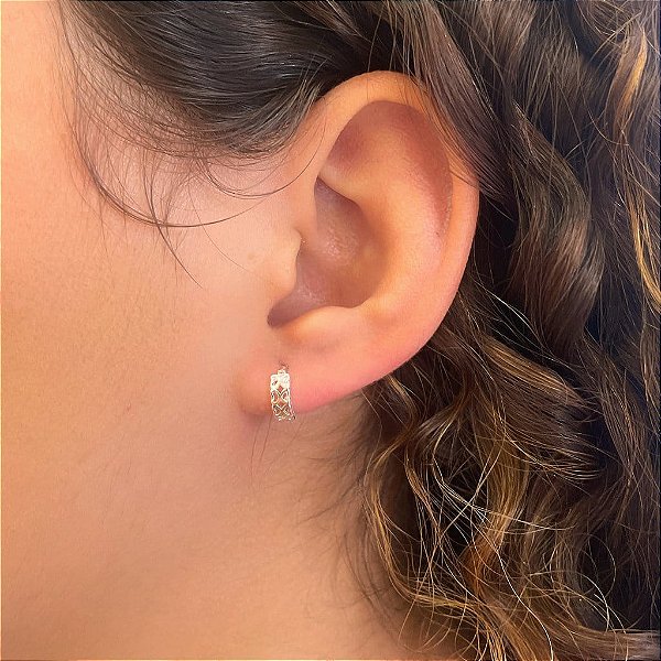 Brinco de Argola Pequena Dois Fios Corações Folheada a Prata 925