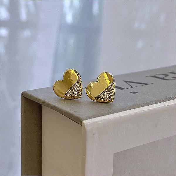 Brinco de Coração Metade Liso e Metade Cravejado Folheado a Ouro 18k
