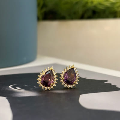 Brinco Gota Zirconia Lilás e Borda Cravejada com Zirconias Cristal Folheado a Ouro 18k