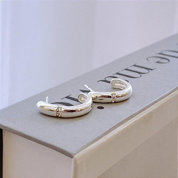 Brinco Meia Argola Lisa com Detalhe em Zirconias Folheado a prata 925