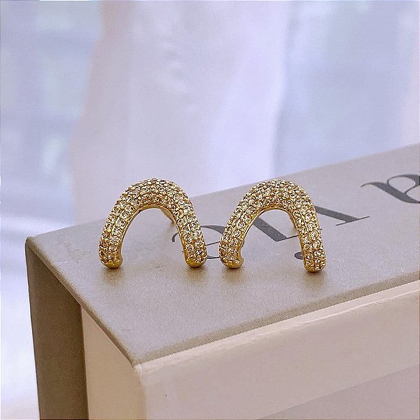 Brinco Curvo Cravejado Folheado a ouro 18K