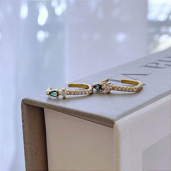 Brinco de Argola Aberta Slim Cravejada com Zirconias Cristais e Gota Verde Folheado a ouro 18K
