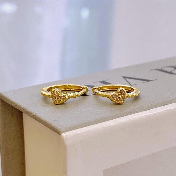 Brinco de Argola Fio Trabalhado com Coração Cravejado Folheado a ouro 18K
