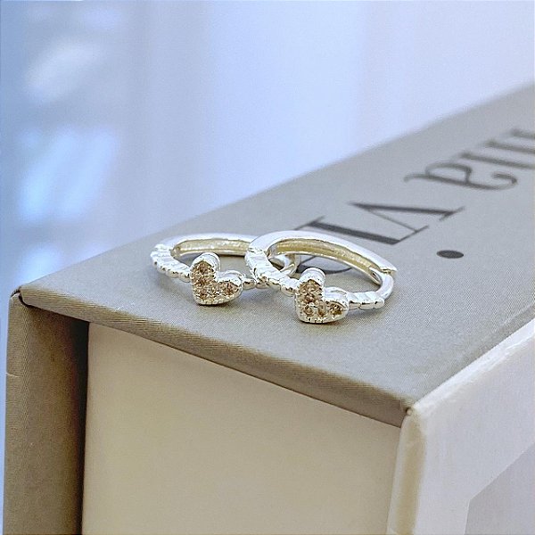 Brinco de Argola Fio Trabalhado com Coração Cravejado Folheado a prata 925