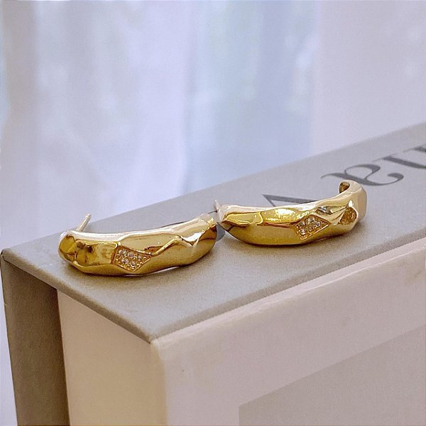 Brinco de Argola Aberto Facetada e Detalhe Geométrico Cravejado Folheado a ouro 18K