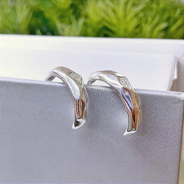 Brinco de Argola Aberto Facetada e Detalhe Geométrico Cravejado Folheado a prata 925