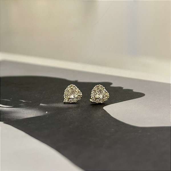 Brinco de Coração com Borda Cravejada e Zirconia Cristal Centro Folheado a ouro 18K