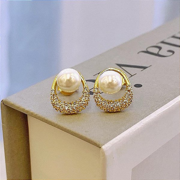 Brinco Triangulo Arredondado Base Cravejada e Pérola Central Folheado a ouro 18K