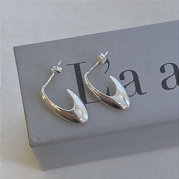 Brinco de Argola Aberta Filetada em formato de Gota Grande