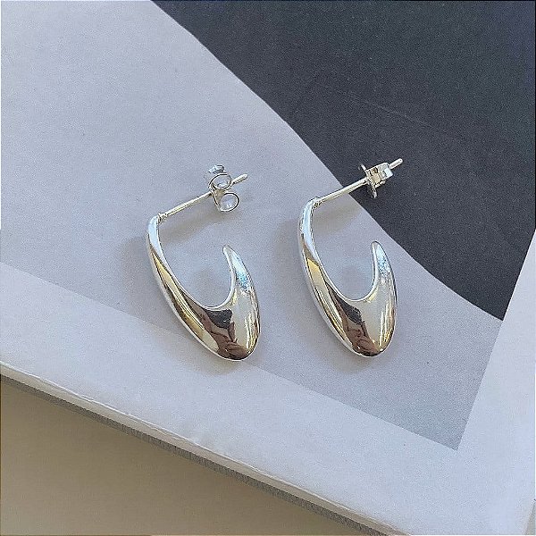 Brinco de Argola Aberta Filetada em formato de Gota Médio