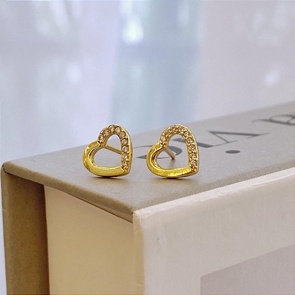 Brinco de Coração Grande Metade Liso e Metade Cravejado Folheado a ouro 18K
