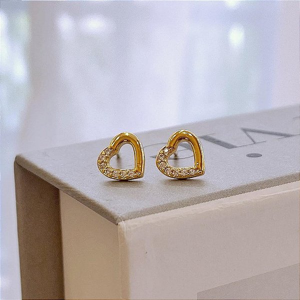Brinco de Coração Médio Metade Liso e Metade Cravejado Folheado a ouro 18K