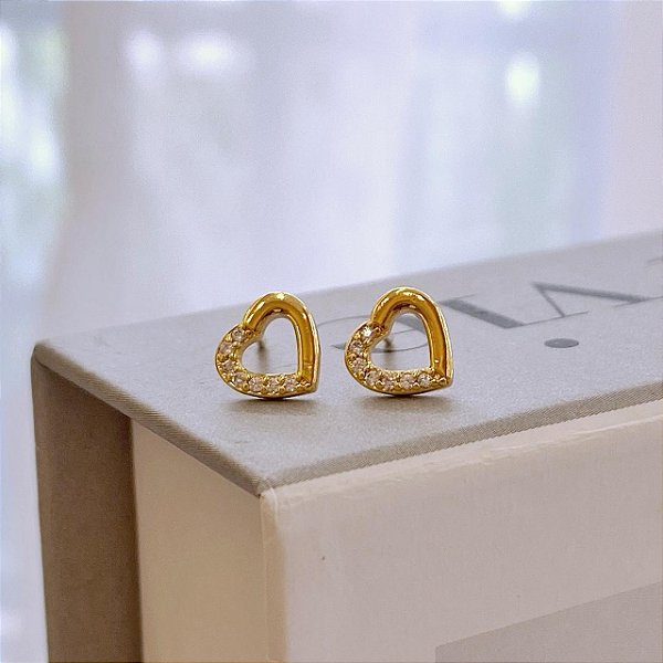 Brinco de Coração Médio Metade Liso e Metade Cravejado Folheado a ouro 18K