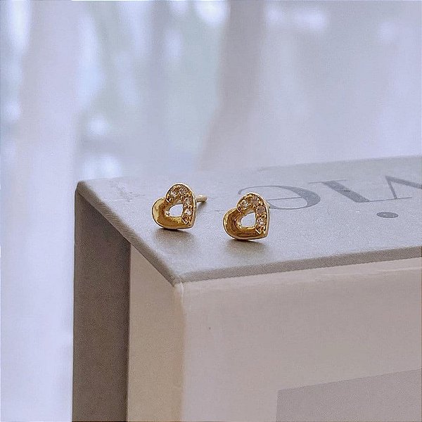 Brinco de Coração Pequeno Metade Liso e Metade Cravejado Folheado a ouro 18K