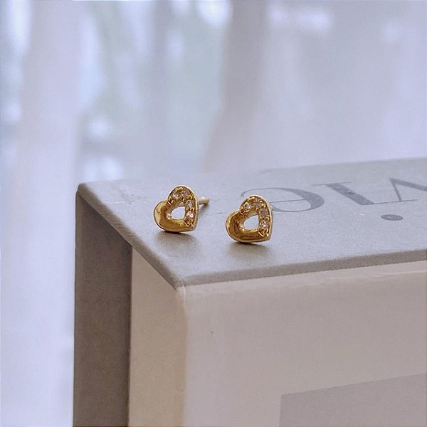 Brinco de Coração Pequeno Metade Liso e Metade Cravejado Folheado a ouro 18K