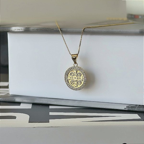 Colar Pingente São Bento Borda Cravejada Folheado a Ouro 18k