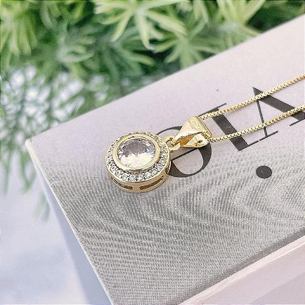 Colar Redondo Com Zirconia Cristal Central e Borda Cravejada Folheado a ouro 18K