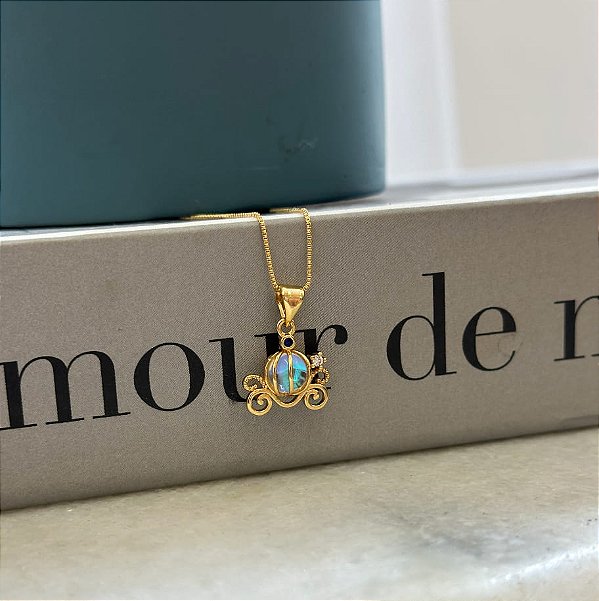 Colar Pingente Carruagem com Pedra Furtacor Folheado a Ouro 18k