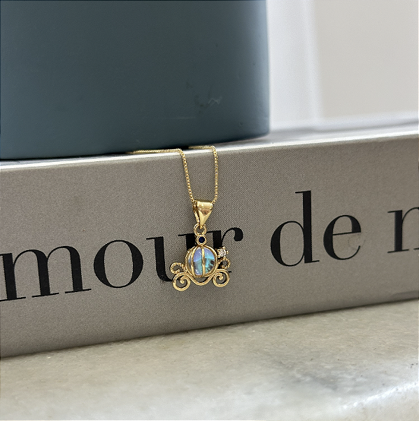 Colar Pingente Carruagem com Pedra Furtacor Folheado a Ouro 18k