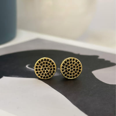 Brinco Chuveiro Cravejado Zirconias Negras com Trabalho Lateral Folheado a Ouro 18k