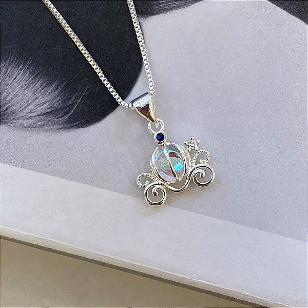 Colar Pingente Carruagem com Pedra Furtacor Folheado a Prata 925