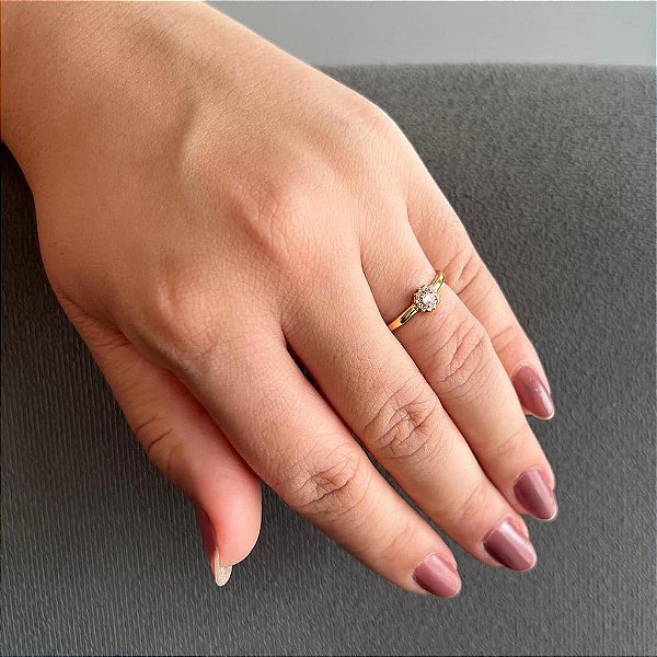 Anel Flor com Borda Cravejada Cristal e Zirconia Rosa Pequena Central Folheado a ouro 18K