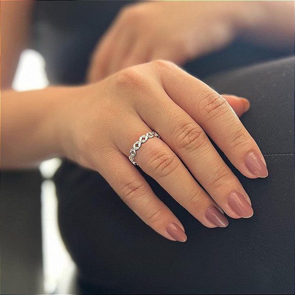 Anel Aliança Inteira Detalhes Circulares e Losango com Partes Cravejadas Folheado a prata 925