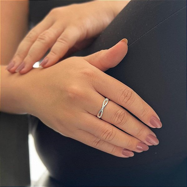 Anel Fio Liso e Fio Cravejado Entrelaçado Formando Infinito Folheado a prata 925