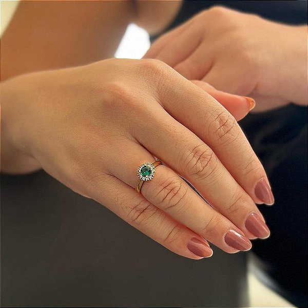 Anel Flor com Borda Cravejada Cristal e Zirconia Verde Centro Folheado a ouro 18K