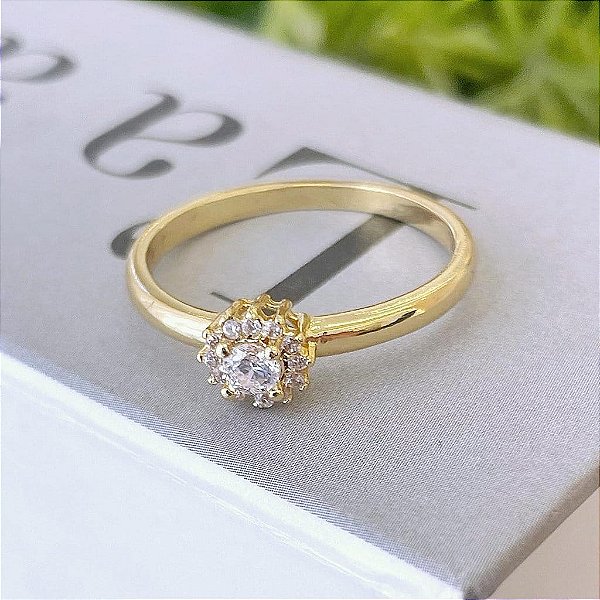 Anel Flor com Borda Cravejada e Zirconia Cristal Pequena Central Folheado a ouro 18K