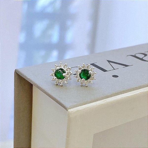 Brinco de Flor Pétalas Cravejadas e Zirconia Verde Central Folheado a Prata 925