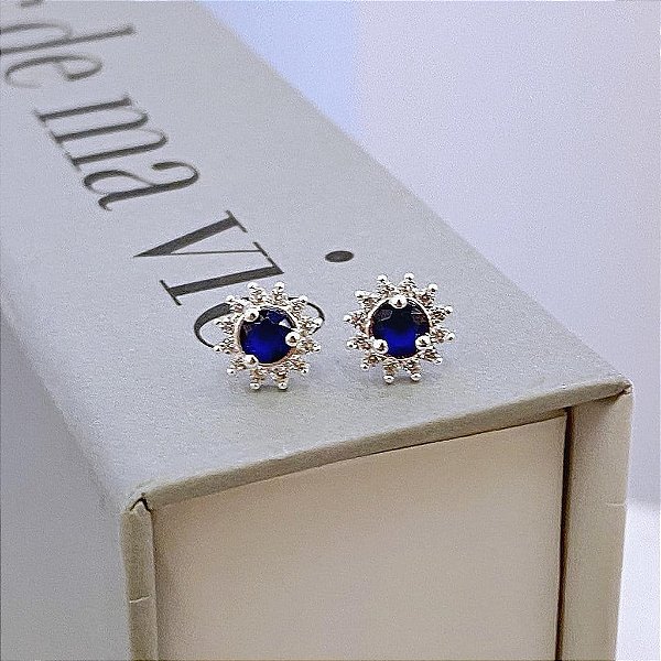 Brinco de Flor Pétalas Cravejadas e Zirconia Azul Central Folheado a Prata 925