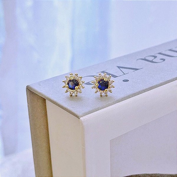 Brinco de Flor Pétalas Cravejadas e Zirconia Azul Central Folheado a Ouro 18k