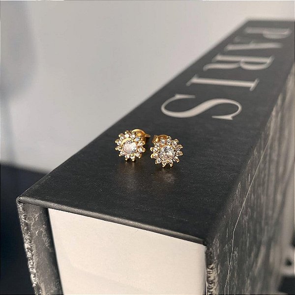 Brinco de Flor Pétalas Cravejadas e Zirconia Cristal Central Folheado a Ouro 18k