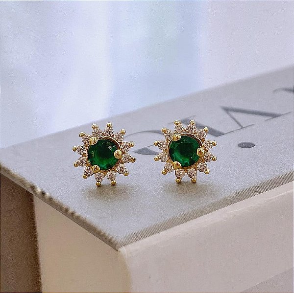 Brinco de Flor Pétalas Cravejadas e Zirconia Verde Central Folheado a Ouro 18k
