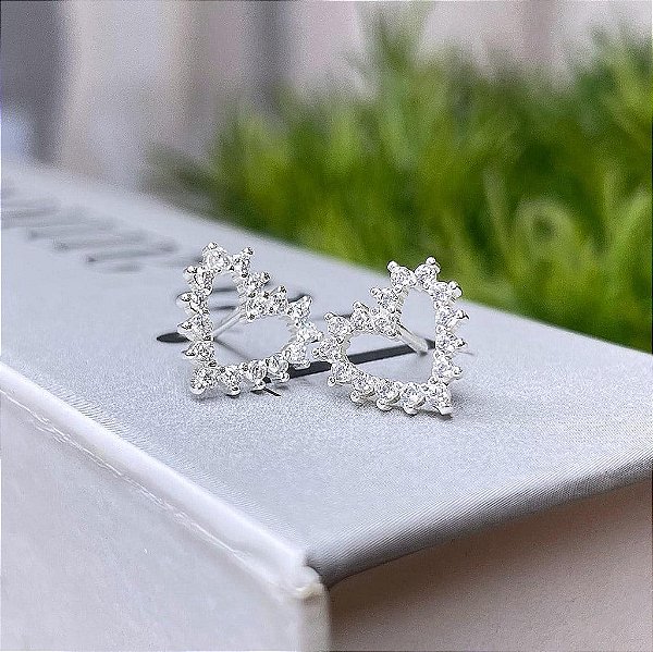 Brinco Coração Cravejado Vazado Ponteiras Folheado a Prata 925